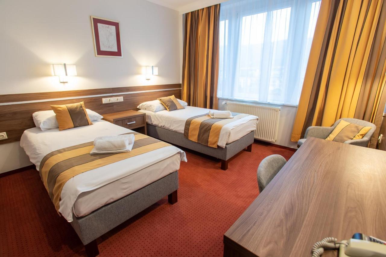 Hotel Arpad Татабанья Экстерьер фото
