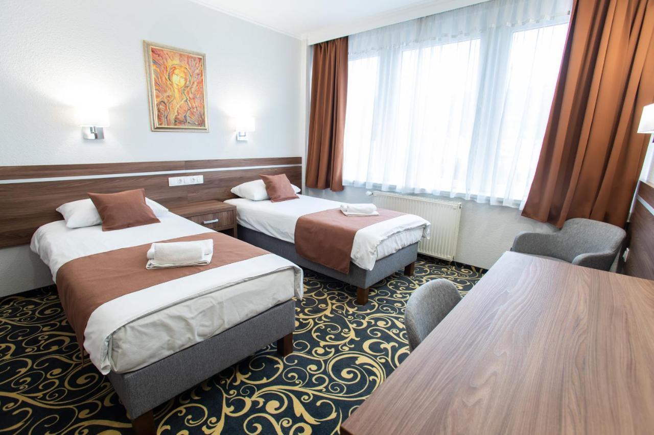 Hotel Arpad Татабанья Экстерьер фото