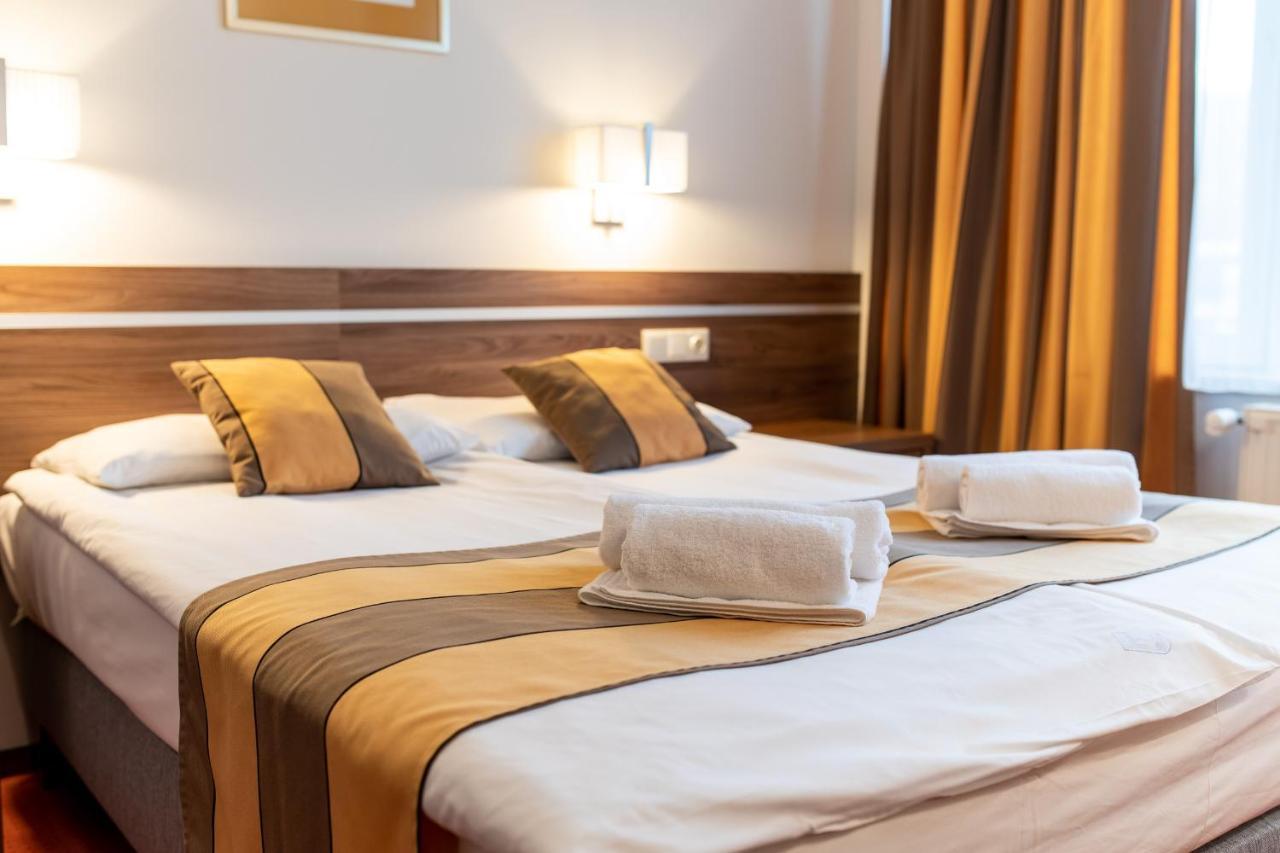 Hotel Arpad Татабанья Экстерьер фото