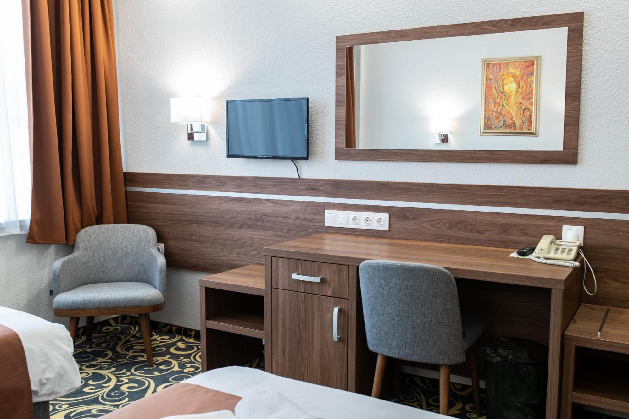Hotel Arpad Татабанья Экстерьер фото