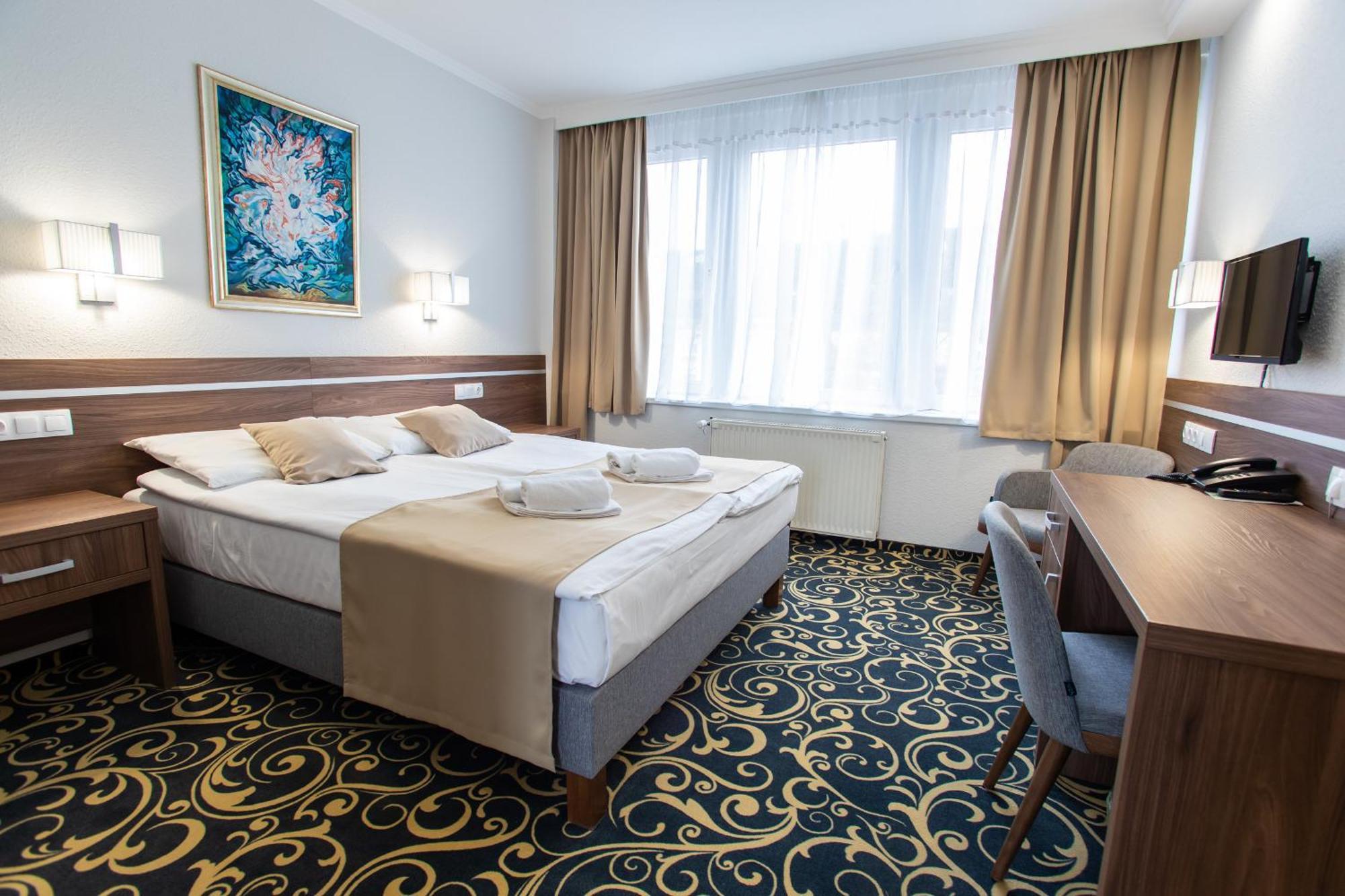 Hotel Arpad Татабанья Экстерьер фото